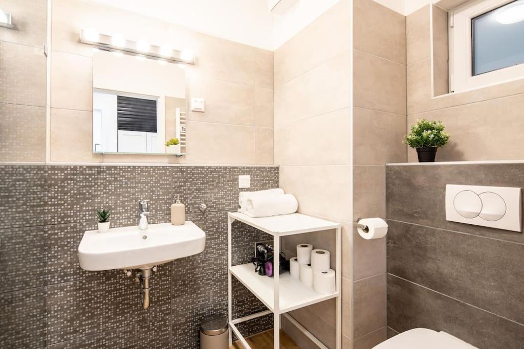 Apartman Marone 209 ~ Ac/balcony/indoor Parking *